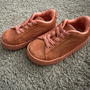 Toddler Puma. Pink suede. Slightly worn on toes. Size 7c